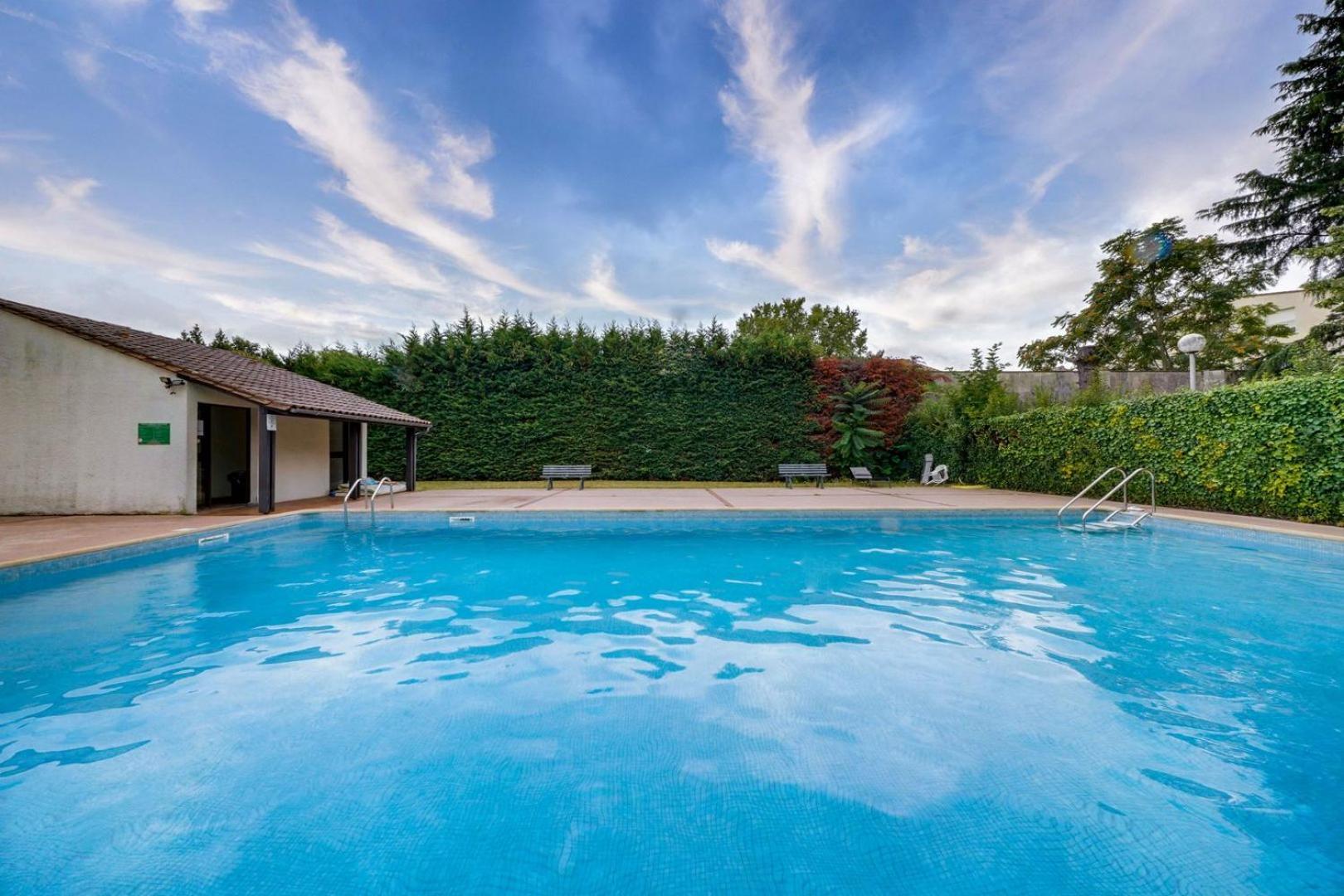 Nice Apartment With Balcony St Genes And Parking Bordeaux Bagian luar foto